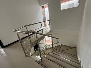 VENTA CASA MODERNA 3 DORMITORIOS CONJUNTO MONTEBELLUNO SANTO DOMINGO ECUADOR