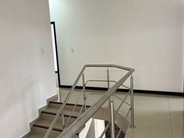 VENTA CASA MODERNA 3 DORMITORIOS CONJUNTO MONTEBELLUNO SANTO DOMINGO ECUADOR