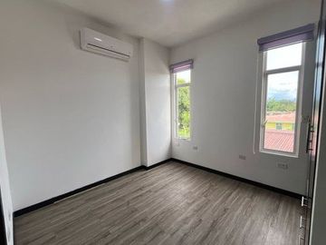 VENTA CASA MODERNA 3 DORMITORIOS CONJUNTO MONTEBELLUNO SANTO DOMINGO ECUADOR