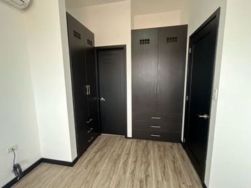VENTA CASA MODERNA 3 DORMITORIOS CONJUNTO MONTEBELLUNO SANTO DOMINGO ECUADOR