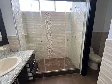 VENTA CASA MODERNA 3 DORMITORIOS CONJUNTO MONTEBELLUNO SANTO DOMINGO ECUADOR