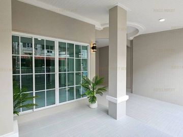 ทาวน์เฮาส์ลภาวัน8รีโนเวททั้งหลังพร้อมอยู่