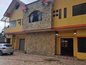 VENDO CASA COMERCIAL ADAPTADA PARA EVENTOS, RESTAURANTE, Y 5 DEPARTAMENTOS