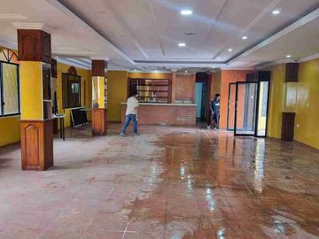 VENDO CASA COMERCIAL ADAPTADA PARA EVENTOS, RESTAURANTE, Y 5 DEPARTAMENTOS