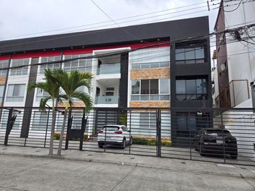 Alquiler de Departamento de 3 dormitorios en Planta baja, con garaje en condominio con piscina y cerramiento - Kennedy Norte, a 2 minutos del WTC