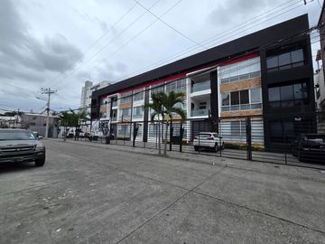 Alquiler de Departamento de 3 dormitorios en Planta baja, con garaje en condominio con piscina y cerramiento - Kennedy Norte, a 2 minutos del WTC