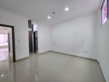 Alquiler de Departamento de 3 dormitorios en Planta baja, con garaje en condominio con piscina y cerramiento - Kennedy Norte, a 2 minutos del WTC