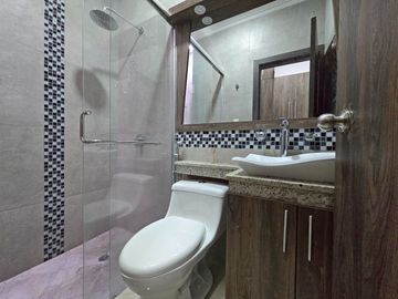 Alquiler de Departamento de 3 dormitorios en Planta baja, con garaje en condominio con piscina y cerramiento - Kennedy Norte, a 2 minutos del WTC