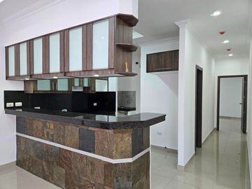 Alquiler de Departamento de 3 dormitorios en Planta baja, con garaje en condominio con piscina y cerramiento - Kennedy Norte, a 2 minutos del WTC
