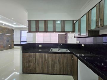 Alquiler de Departamento de 3 dormitorios en Planta baja, con garaje en condominio con piscina y cerramiento - Kennedy Norte, a 2 minutos del WTC