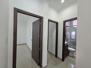 Alquiler de Departamento de 3 dormitorios en Planta baja, con garaje en condominio con piscina y cerramiento - Kennedy Norte, a 2 minutos del WTC