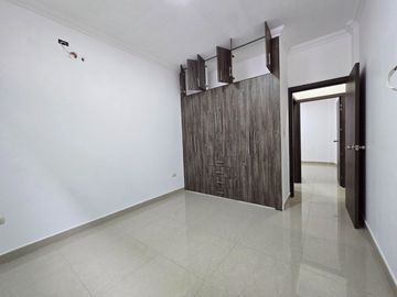 Alquiler de Departamento de 3 dormitorios en Planta baja, con garaje en condominio con piscina y cerramiento - Kennedy Norte, a 2 minutos del WTC