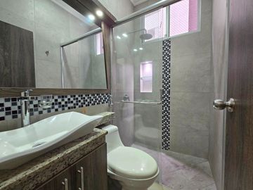Alquiler de Departamento de 3 dormitorios en Planta baja, con garaje en condominio con piscina y cerramiento - Kennedy Norte, a 2 minutos del WTC