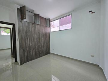 Alquiler de Departamento de 3 dormitorios en Planta baja, con garaje en condominio con piscina y cerramiento - Kennedy Norte, a 2 minutos del WTC