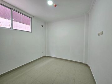 Alquiler de Departamento de 3 dormitorios en Planta baja, con garaje en condominio con piscina y cerramiento - Kennedy Norte, a 2 minutos del WTC
