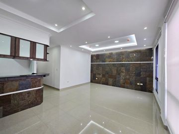 Alquiler de Departamento de 3 dormitorios en Planta baja, con garaje en condominio con piscina y cerramiento - Kennedy Norte, a 2 minutos del WTC