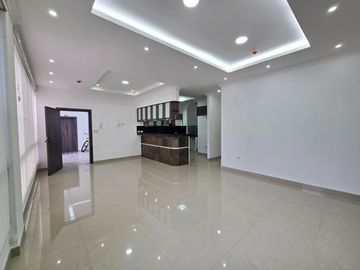 Alquiler de Departamento de 3 dormitorios en Planta baja, con garaje en condominio con piscina y cerramiento - Kennedy Norte, a 2 minutos del WTC