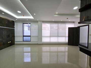 Alquiler de Departamento de 3 dormitorios en Planta baja, con garaje en condominio con piscina y cerramiento - Kennedy Norte, a 2 minutos del WTC