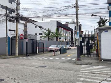Alquiler de Departamento de 3 dormitorios en Planta baja, con garaje en condominio con piscina y cerramiento - Kennedy Norte, a 2 minutos del WTC