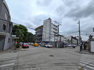 Alquiler de Departamento de 3 dormitorios en Planta baja, con garaje en condominio con piscina y cerramiento - Kennedy Norte, a 2 minutos del WTC
