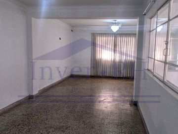 VENTA EN LIMA CERCADO, CASA DE 2 PISOS + AZOTEA EN MIRONES BAJO.