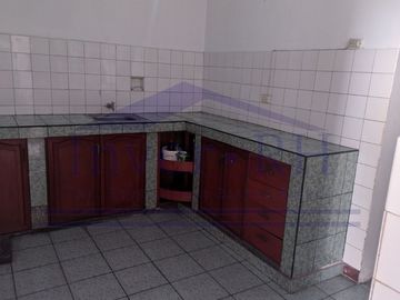VENTA EN LIMA CERCADO, CASA DE 2 PISOS + AZOTEA EN MIRONES BAJO.