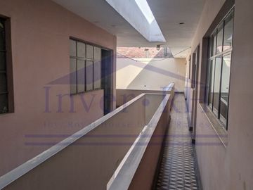 VENTA EN LIMA CERCADO, CASA DE 2 PISOS + AZOTEA EN MIRONES BAJO.