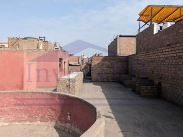 VENTA EN LIMA CERCADO, CASA DE 2 PISOS + AZOTEA EN MIRONES BAJO.