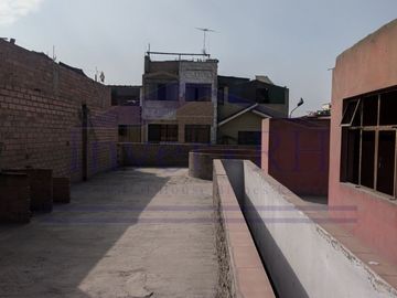 VENTA EN LIMA CERCADO, CASA DE 2 PISOS + AZOTEA EN MIRONES BAJO.