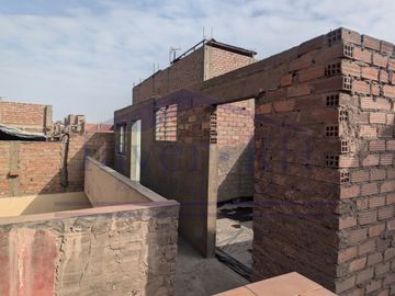 VENTA EN LIMA CERCADO, CASA DE 2 PISOS + AZOTEA EN MIRONES BAJO.
