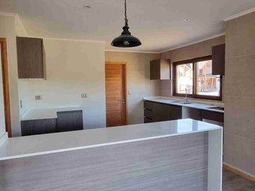 vendo linda casa 4 dormitorios 4 baños en condominio Pucon