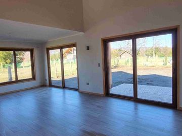 vendo linda casa 4 dormitorios 4 baños en condominio Pucon