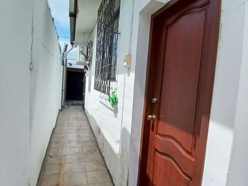 Oportunidad de Inversión en Urdesa Central: Casa Rentera de Una Planta con Alta Rentabilidad.