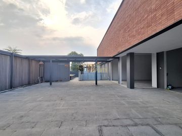 Rumah Mewah Siap Huni di Tangerang Selatan – Tanah Luas, Desain Elegan!