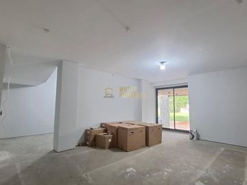 Rumah Mewah Siap Huni di Tangerang Selatan – Tanah Luas, Desain Elegan!