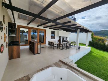 En Venta Casa de lujo – Urbanización privada, Challuabamba - Cuenca