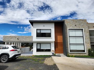 En Venta Casa de lujo – Urbanización privada, Challuabamba - Cuenca