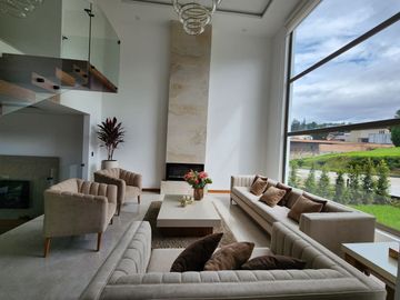 En Venta Casa de lujo – Urbanización privada, Challuabamba - Cuenca