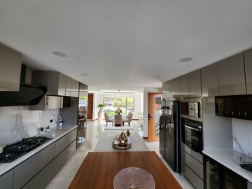 En Venta Casa de lujo – Urbanización privada, Challuabamba - Cuenca