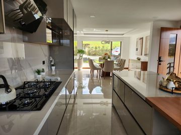 En Venta Casa de lujo – Urbanización privada, Challuabamba - Cuenca