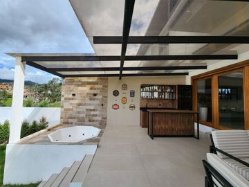 En Venta Casa de lujo – Urbanización privada, Challuabamba - Cuenca