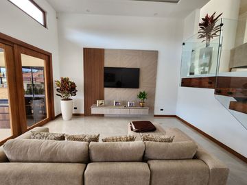 En Venta Casa de lujo – Urbanización privada, Challuabamba - Cuenca