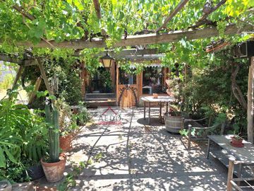 Se Vende Amplia Casa estilo Patronal, con un Gran Terreno Urbano, comuna de La Cruz.