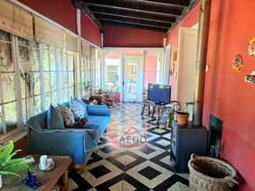 Se Vende Amplia Casa estilo Patronal, con un Gran Terreno Urbano, comuna de La Cruz.