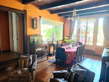 Se Vende Amplia Casa estilo Patronal, con un Gran Terreno Urbano, comuna de La Cruz.