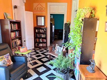 Se Vende Amplia Casa estilo Patronal, con un Gran Terreno Urbano, comuna de La Cruz.