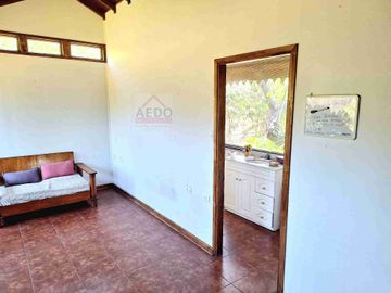 Se Vende Amplia Casa estilo Patronal, con un Gran Terreno Urbano, comuna de La Cruz.