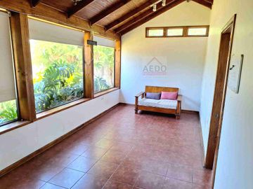 Se Vende Amplia Casa estilo Patronal, con un Gran Terreno Urbano, comuna de La Cruz.