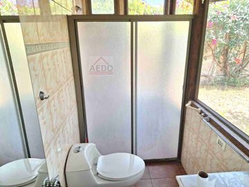Se Vende Amplia Casa estilo Patronal, con un Gran Terreno Urbano, comuna de La Cruz.