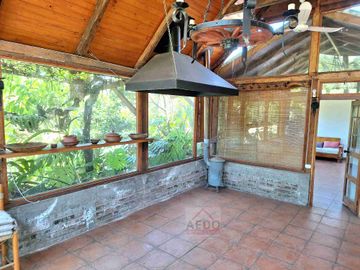 Se Vende Amplia Casa estilo Patronal, con un Gran Terreno Urbano, comuna de La Cruz.